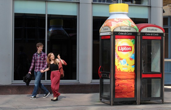 Веселые телефонные кабинки Lipton появились в Лондоне