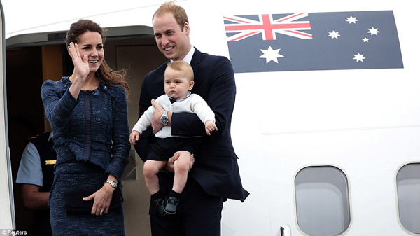  Принц Уильям, Кейт Миддлтон и их первенец, 9-месячный принц Георг улетели в пятницу, 25 апреля, из аэропорта Канберры в Сидней, а затем Лондон на самолете австралийских королевских военно-воздушных сил.