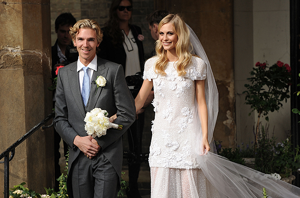 В Лондоне в Соборе Святого Павла на днях модель Поппи Делевинь отыграла свадьбу со своим любимым – Джеймсом Куком.