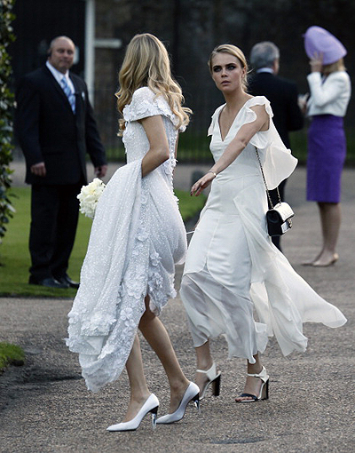 Для торжества невеста выбрала красивое платье с цветочной отделкой и прекрасной посадкой от Chanel. Ее младшая сестра Кара также выбрала наряд от Chanel, но немного поскромнее. 