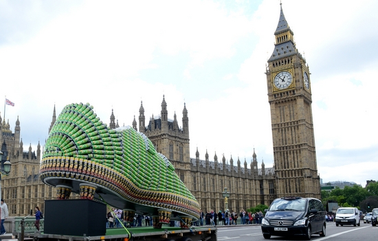 Бутса из банок Pringles появилась в центре Лондона накануне ЧМ-2014