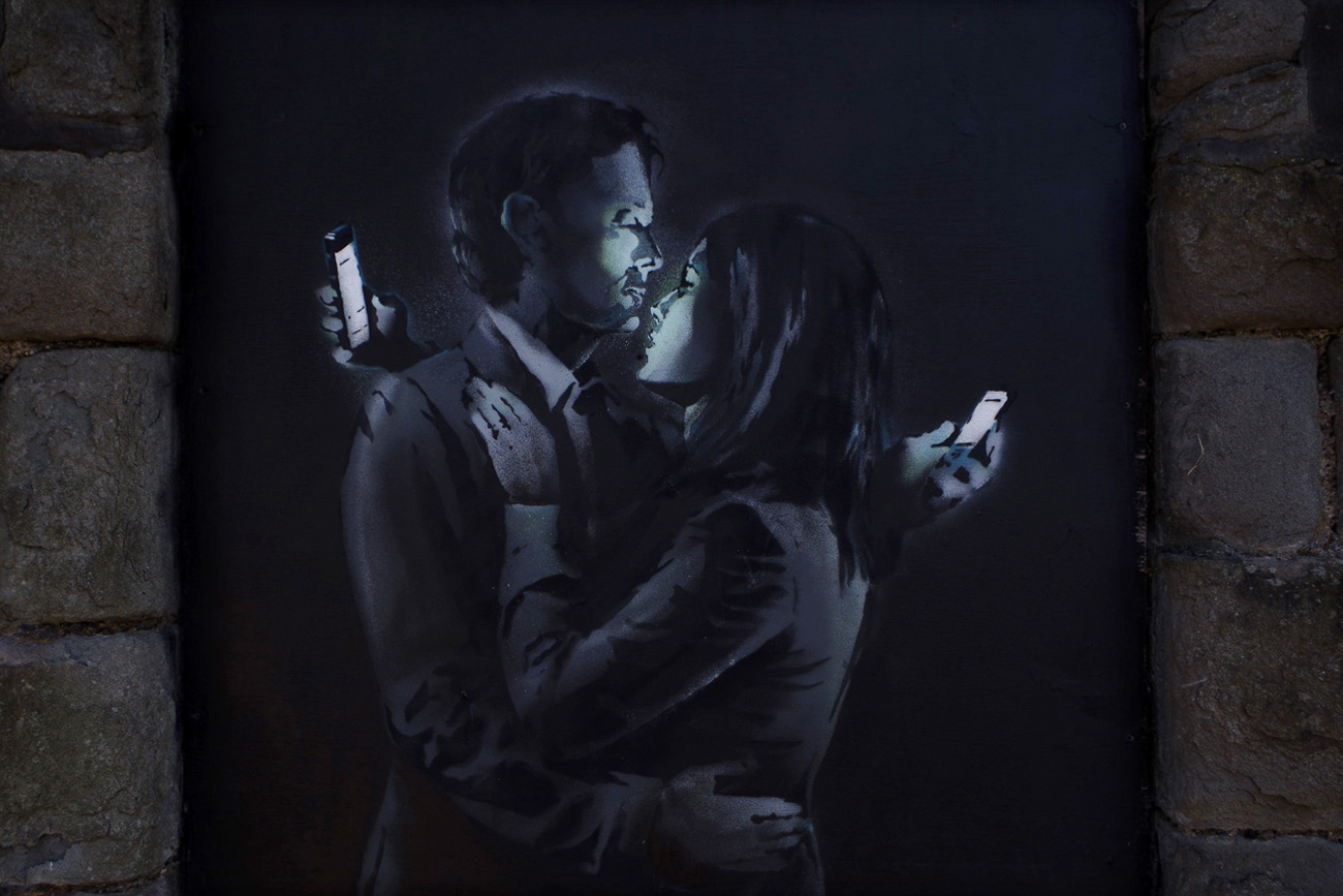 Одной из последний работ Бэнкси считается «Мобильные любовники».