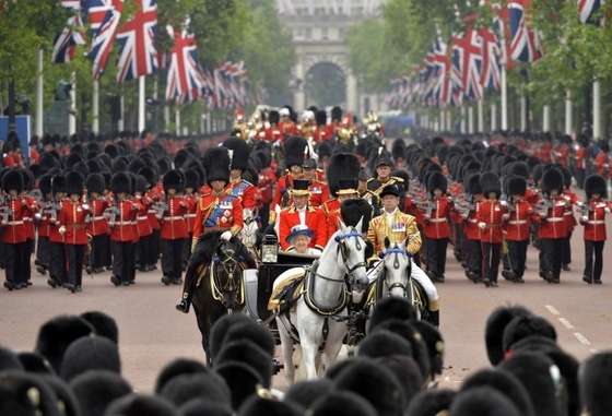 Королева Великобритании приняла военный парад в честь своего Дня рождения