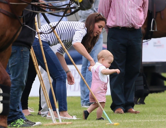 Сын принца Уильяма и Кейт Миддлтон сделал свои первые шаги на публике
