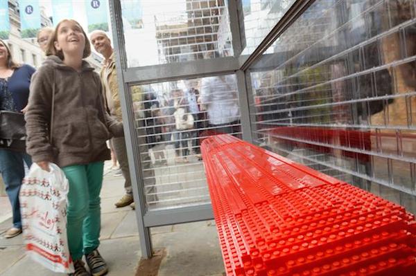 В Лондоне появилась автобусная остановка из LEGO