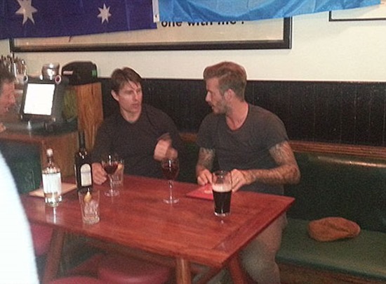 Том Круз и Дэвид Бекхэм как заправские друзья отправились в один из ирландских пабов в лондонском районе Ноттинг Хилл, где устроились за столиком и выпили по пинте пива.