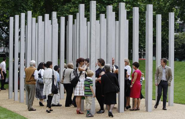 Вандалы надругались над памятью жертв терактов в Лондоне 