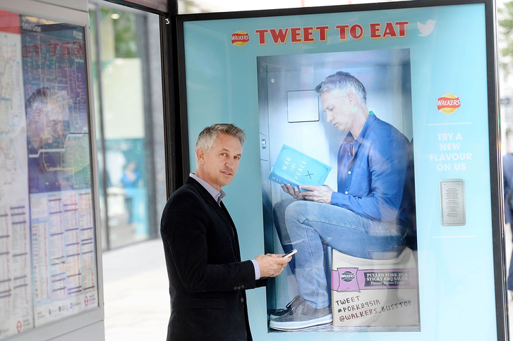 Три лондонских автобусных остановки превратили в Twitter-автоматы