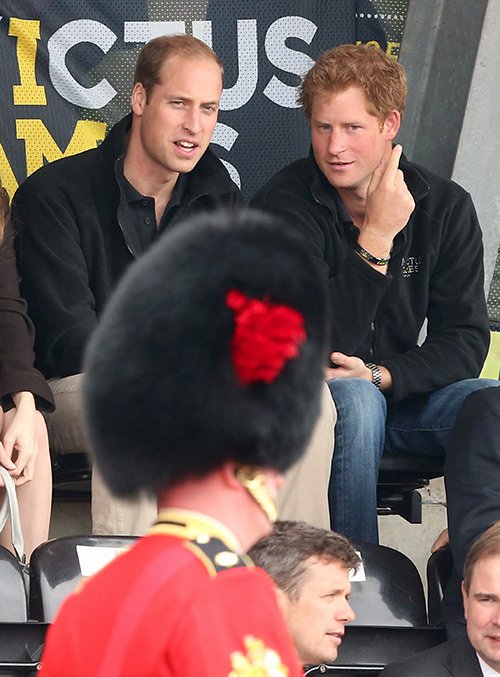 Вместе с ним на церемонии открытия Игр присутствовали и другие члены британской королевской семьи - принц Уильям, принц Чарльз и герцогиня Камилла.