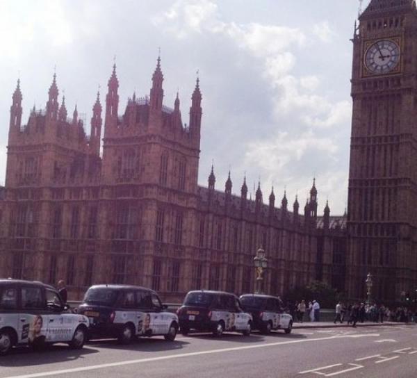 В Лондоне разъезжают такси с изображением Валерии 