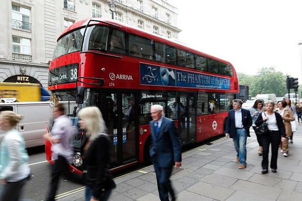 Жители Лондона отмечают 60-летие знаменитых двухэтажных автобусов 
