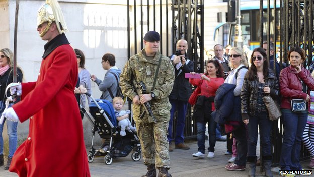 В Лондоне стали защищать гвардейцев почетного караула