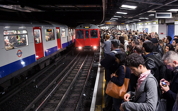 Пьяные голые регбисты создали панику в лондонском метро
