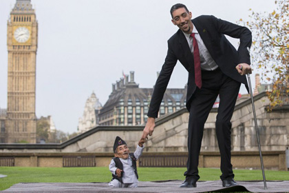  В Лондоне встретились самый высокий и самый маленький в мире люди 