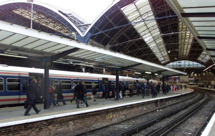 В Лондоне эвакуируют пассажиров метро из-за возможного пожара