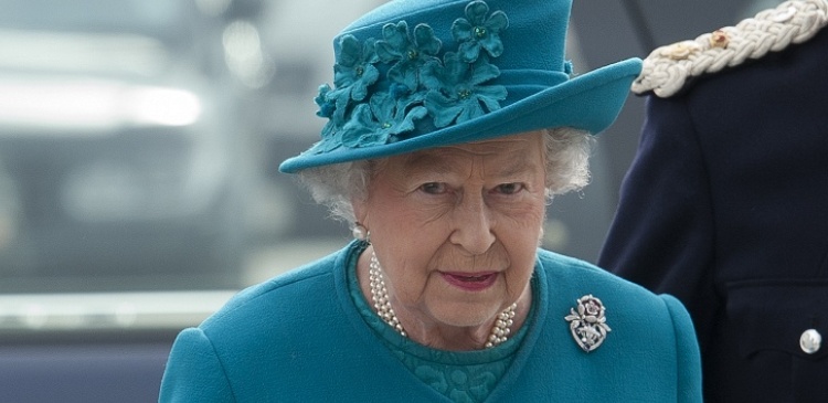 Букингемский дворец опроверг слухи об отречении королевы от престола