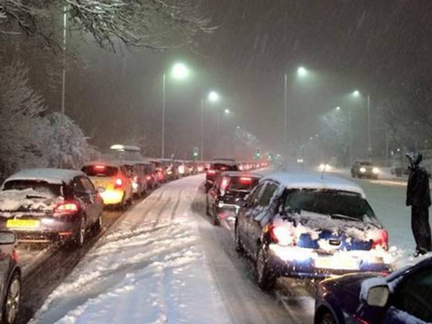 Снегопад парализовал транспортное сообщение в Великобритании