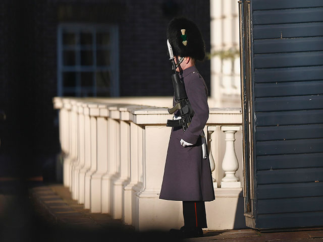 Лондон усиливает охрану королевских дворцов из-за угрозы терактов 