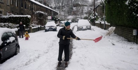 Сотни школ закрыты из-за снежной бури в Великобритании
