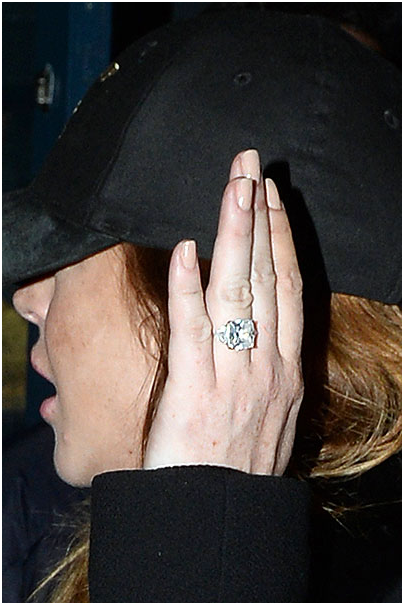 Линдси Лохан появилась в одном из клубов Лондона с обручальным кольцом