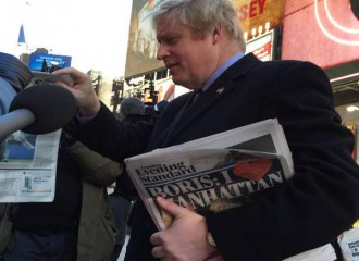 Мэр Лондона раздавал газеты в Нью-Йорке на Таймс-сквер
