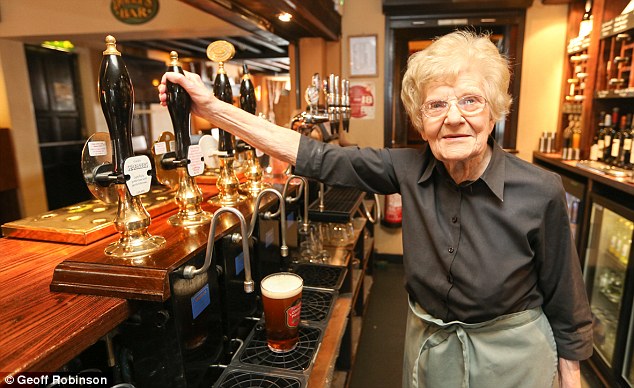 Самая пожилая барменша на планете умерла в Великобритании 