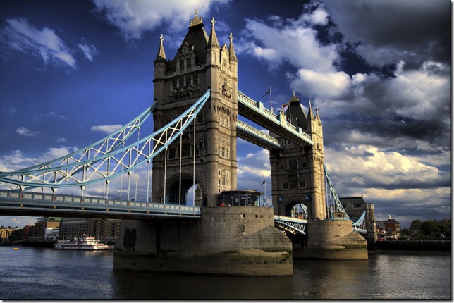 В Лондоне спасены упавшие в Темзу испанские туристы и официант