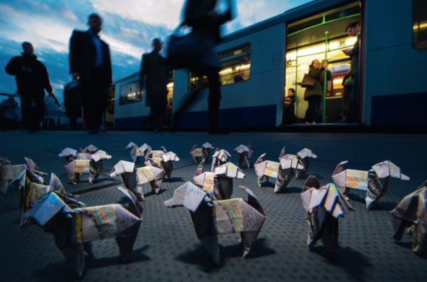 На улицах Лондона спрятали около 500 оригами-собак из 10-фунтовых купюр.