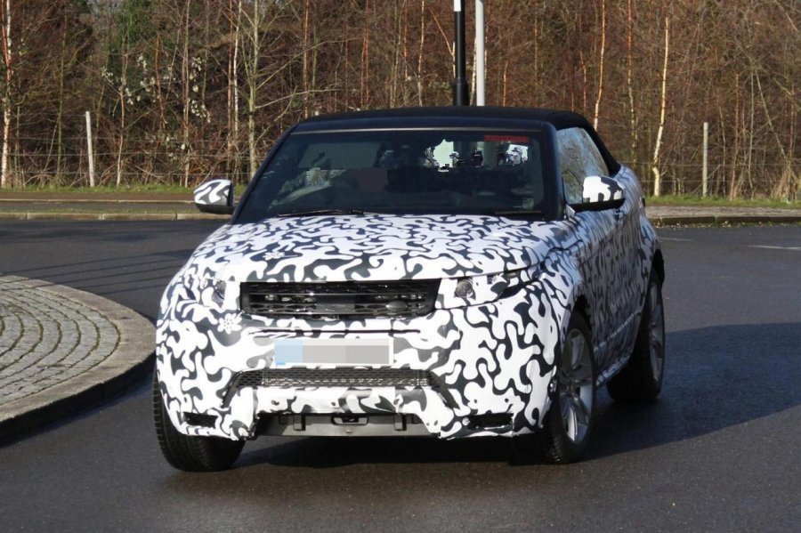Автомобильным папарацци впервые удалось сфотографировать Range Rover Evoque 2016 в кузове кабриолет во время дорожных тестов в Нюрбургринге.